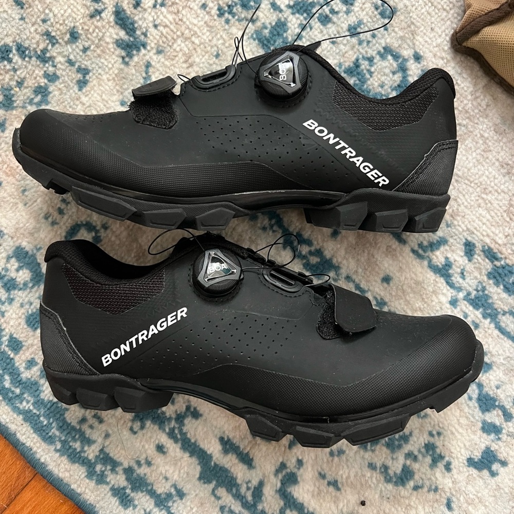 Bontrager black cycling shoes